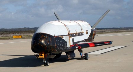 Беспилотный шаттл X-37B продолжает свой полет