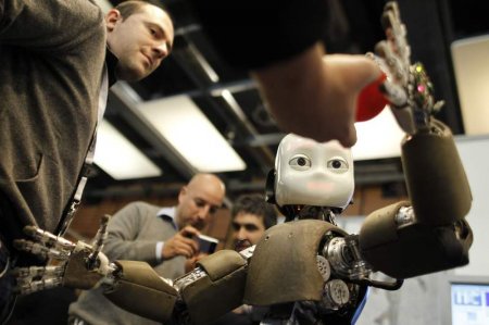 Робот iCub научит других роботов быть более человечными