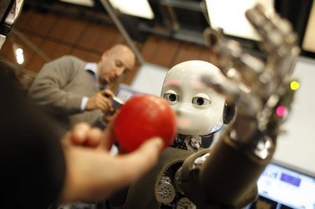 Робот iCub научит других роботов быть более человечными