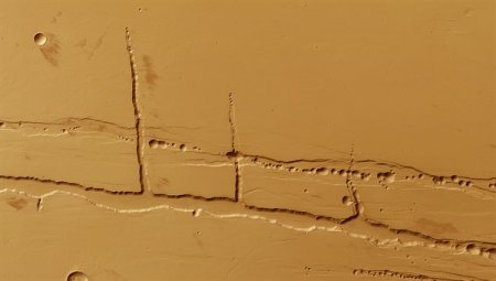 На марсианском плато Фарсида обнаружена вереница круглых ям