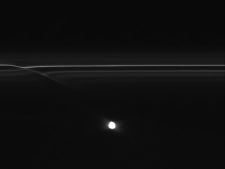 Странные объекты возле колец Сатурна