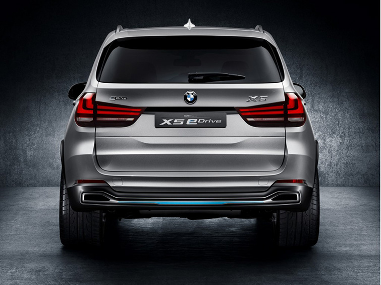 гибридный BMW X5 2015 года вид сзади