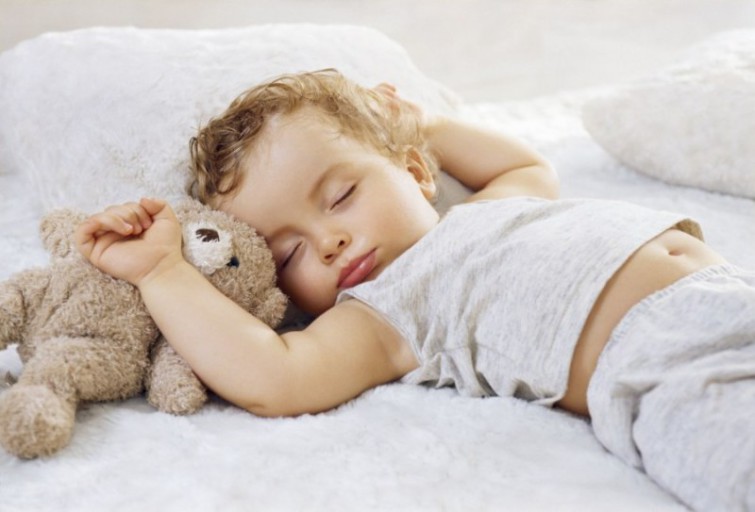 почему спящие дети улыюатся